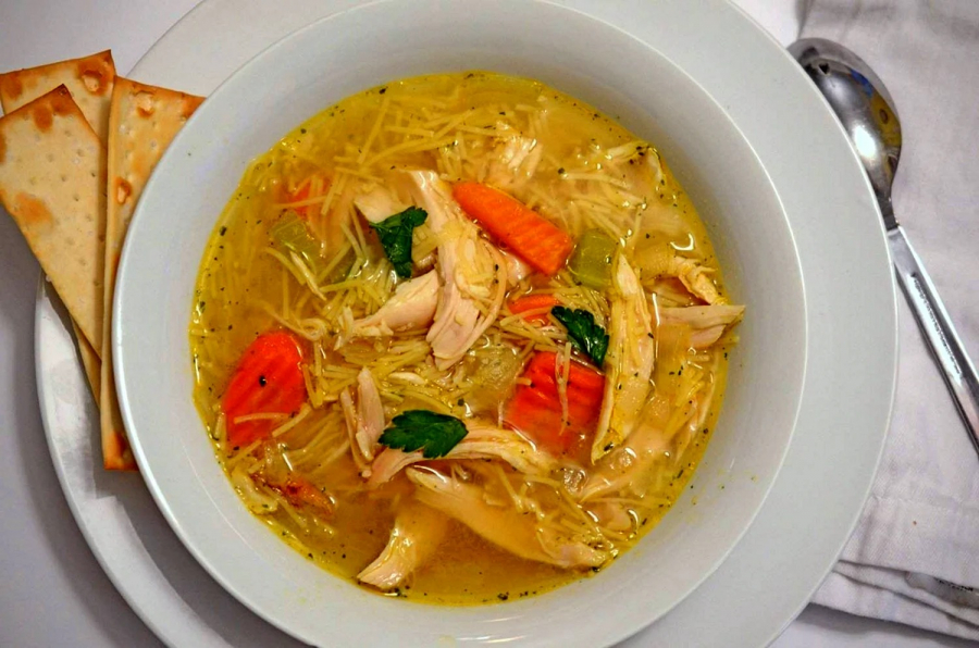 Бульйон з курки з домашньою локшиною