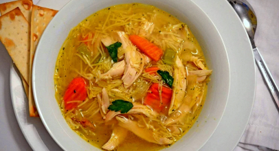 Бульон из курицы с домашней лапшой Бульон из курицы с домашней лапшой