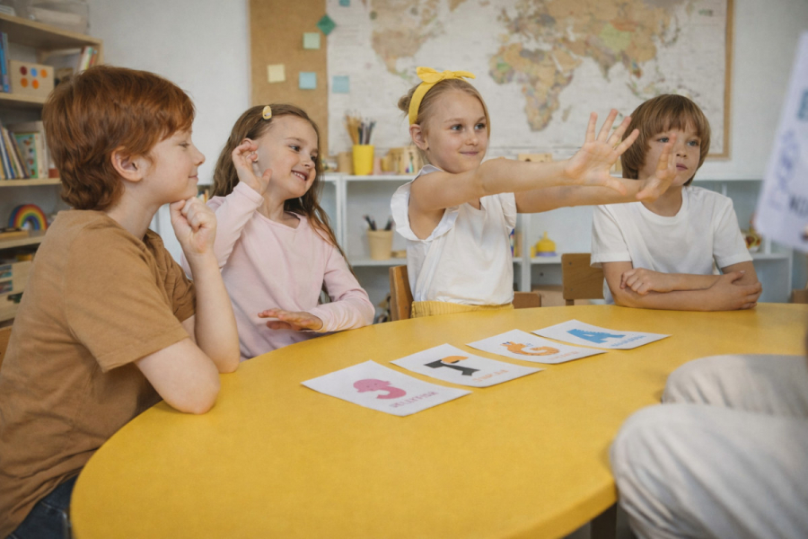 З якого віку вчити дитину англійської?