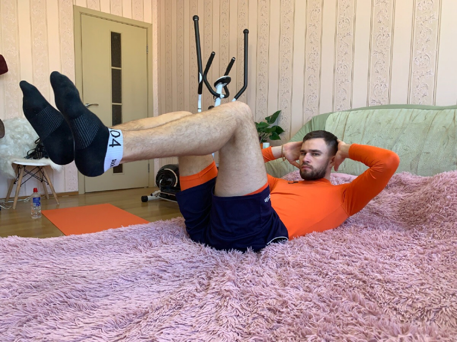 Чи можна качати прес на ліжку?