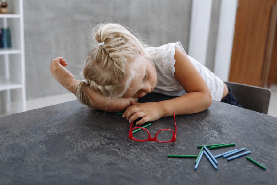 Чому дитина швидко втомлюється: коли причина може бути не лише у навантаженні