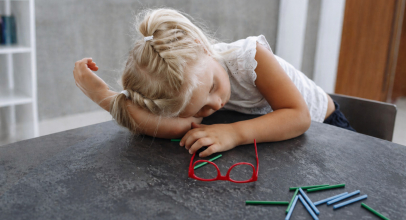 Чому дитина швидко втомлюється: коли причина може бути не лише у навантаженні