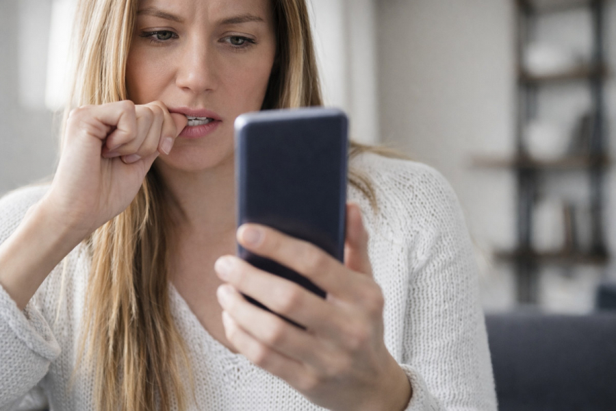 Чому дівчина ігнорує