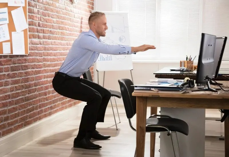 Фітнес при сидячій роботі: що робити в офісі, 5-хвилинна зарядка на робочому місці?