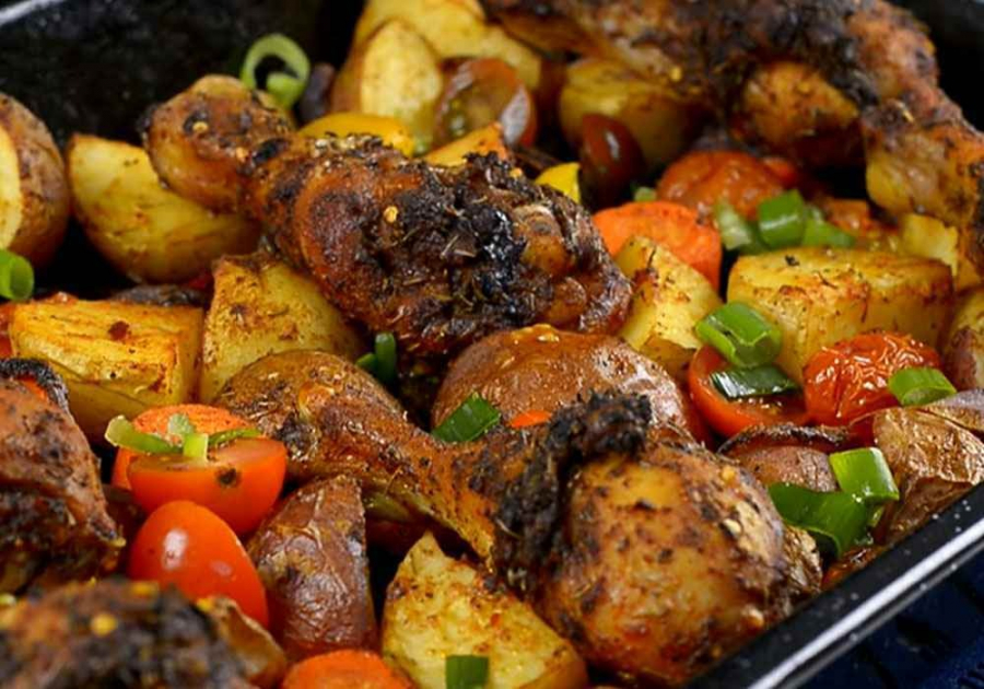 Курка в духовці з картоплею простий рецепт