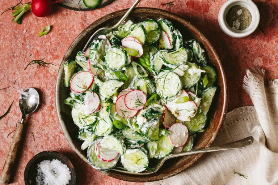 Літній салат з редискою і огірком