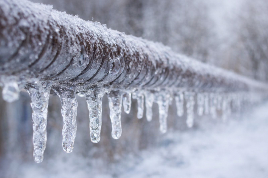При якій температурі замерзає вода в трубах