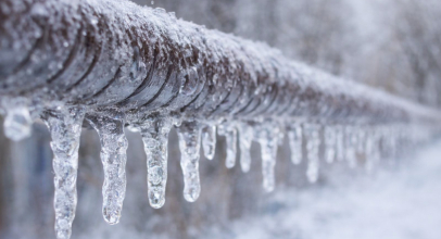 При якій температурі замерзає вода в трубах