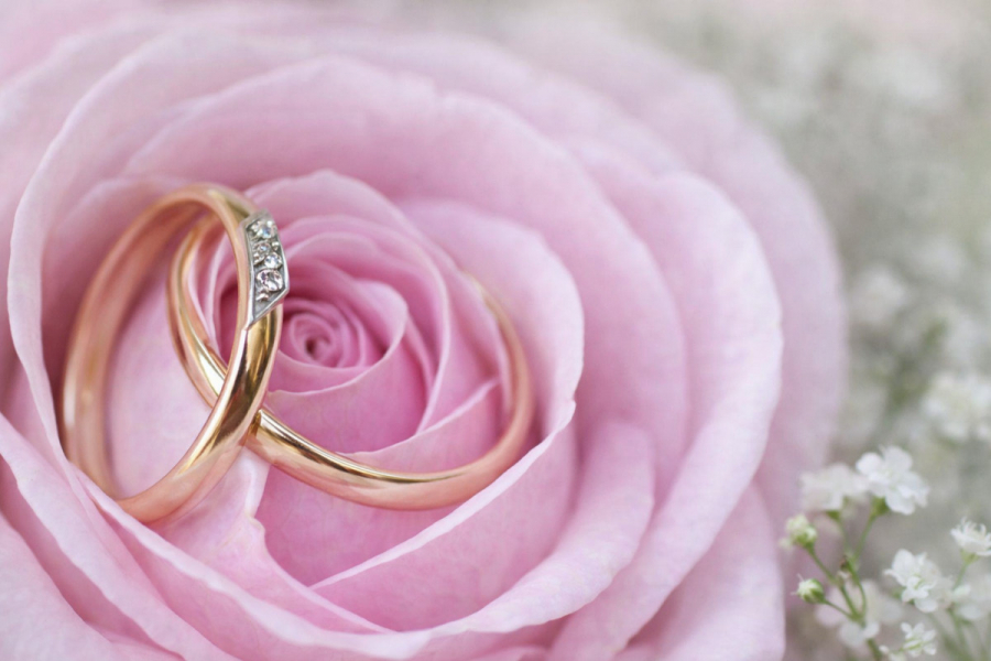 Розовый юбилей: ювелирный этикет и традиции первого десятилетия в браке