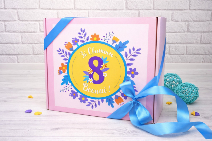 Що покласти у подарункову коробку на 8 березня