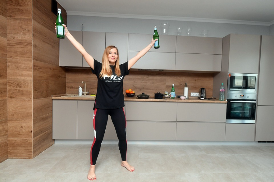 Вправи з пляшками води замість гантелей