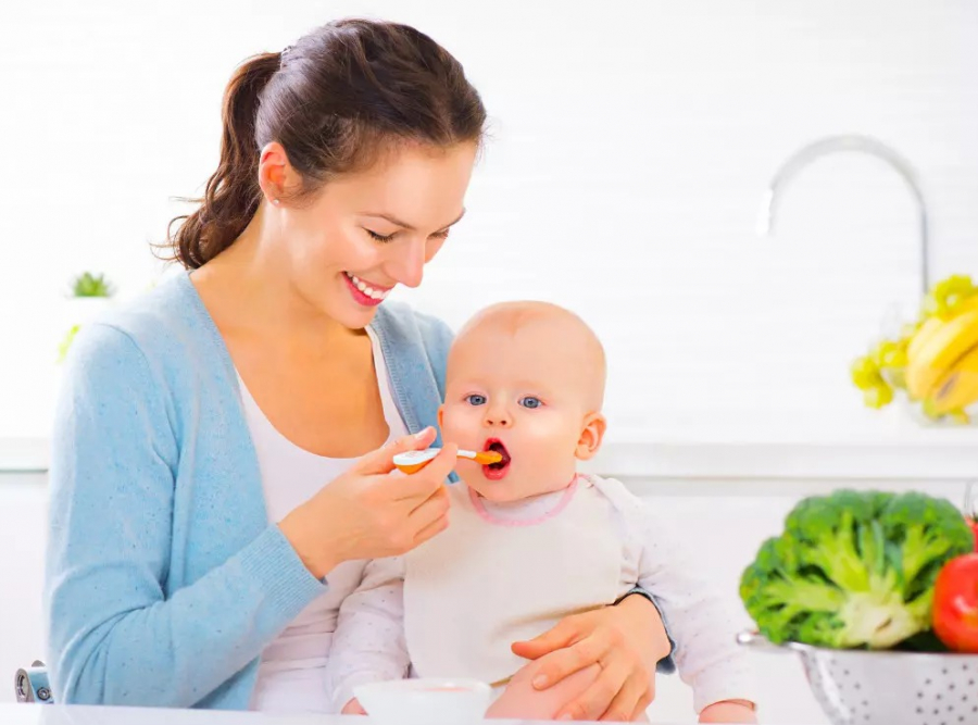 Введення прикорму: з чого почати та як уникнути алергій
