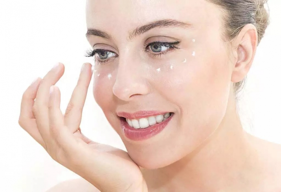 Як правильно наносити крем навколо очей