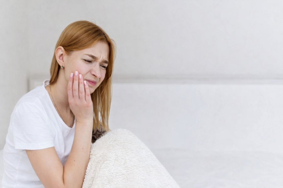 Зубний біль вночі: 5 критичних помилок, які ускладнюють лікування