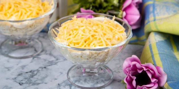 Шаруватий салат з ананасом, куркою та сиром Шаруватий салат з ананасом, куркою та сиром