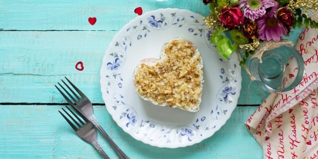 Шаруватий салат з ананасом, куркою, сиром, яйцями та волоськими горіхами Шаруватий салат з ананасом, куркою, сиром, яйцями та волоськими горіхами