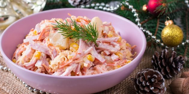 Салат з ананасом, шинкою, корейською морквою, сиром та кукурудзою Салат з ананасом, шинкою, корейською морквою, сиром та кукурудзою