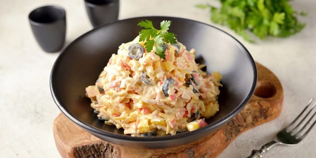 Салат з ананасом, крабовими паличками, яйцями та сиром Салат з ананасом, крабовими паличками, яйцями та сиром