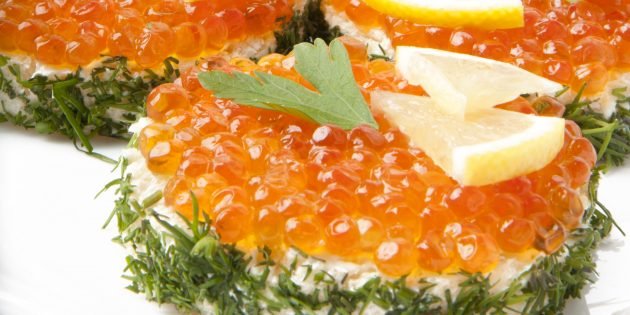1. Бутерброды с красной икрой, маслом и лимоном