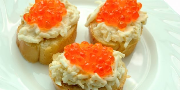 4. Бутерброды с красной икрой, сыром и яйцом