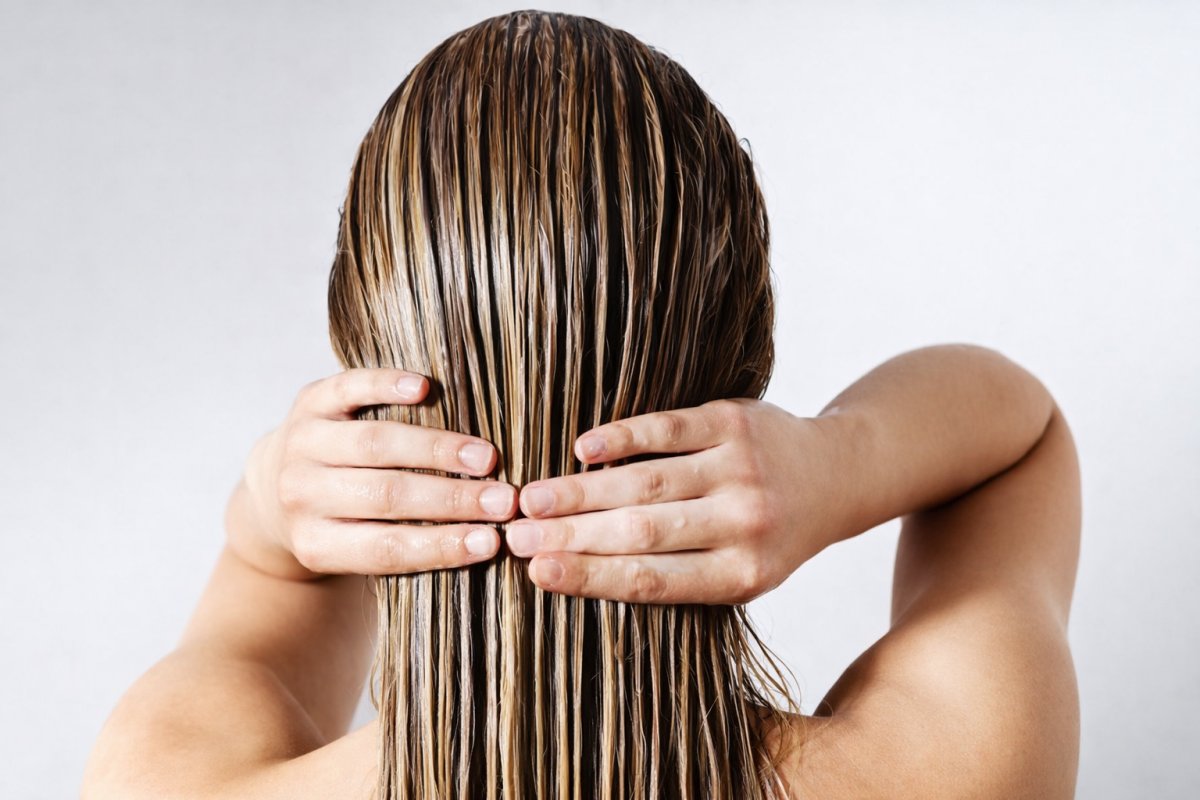 Догляд за темним волоссям