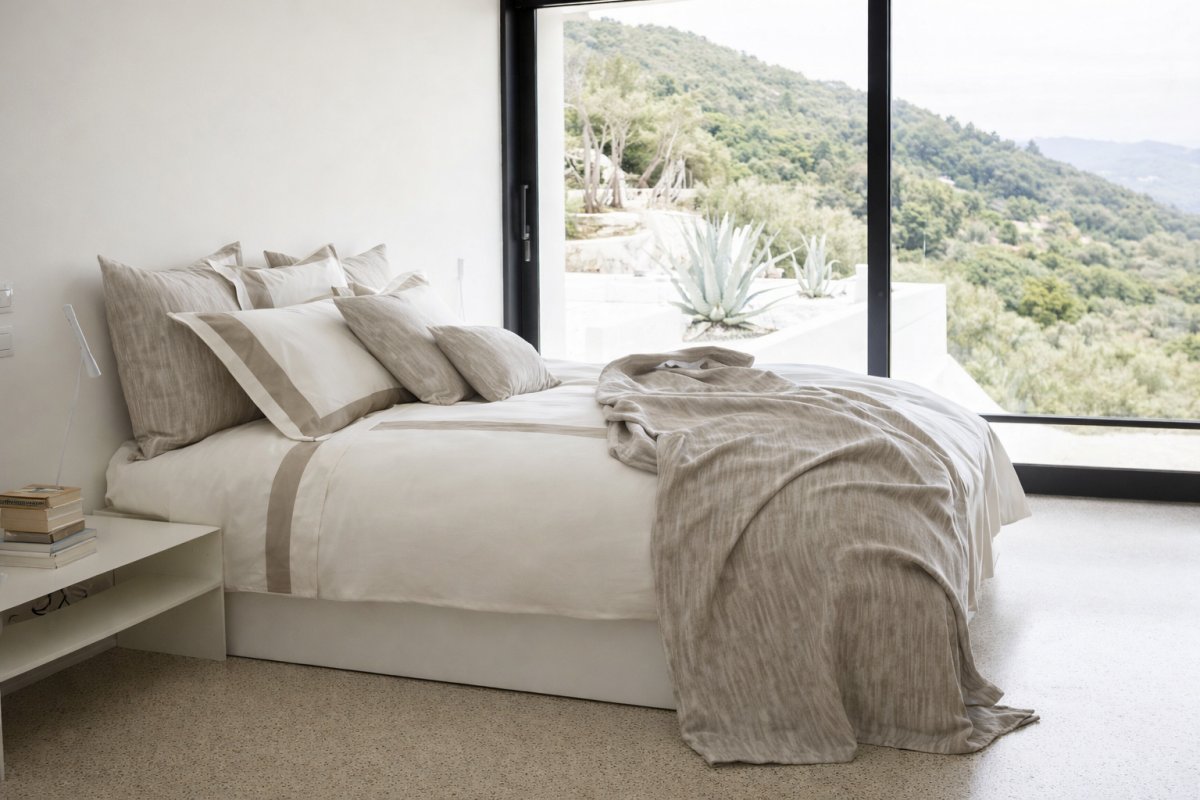 Игра фактур - сочетание льна, вафельного полотна и гладкого сатина в одном интерьере