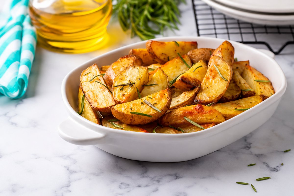 Картофель по-деревенски с чесноком и травами