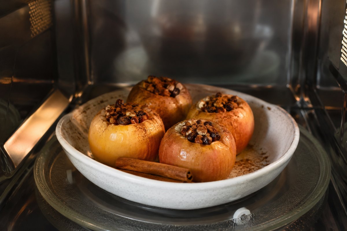 Яблоки с корицей в микроволновке